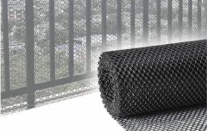 ロール状になった黒い蜂の巣模様のネットと、それがベランダの柵に取り付けられている設置例。